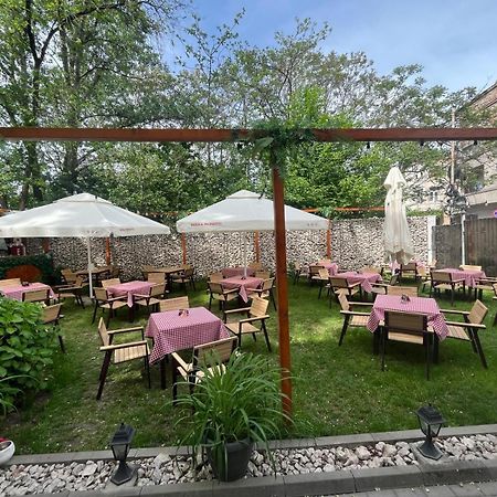 House Of Tourists Garden And More 布加勒斯特 外观 照片